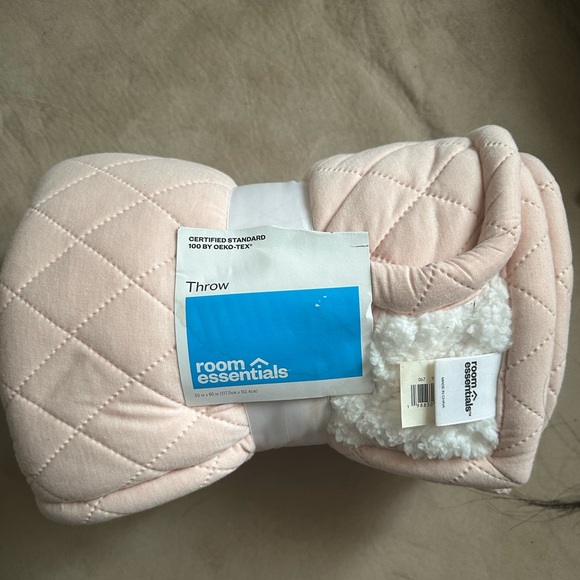 Room Essentials Blush Quilted Throw - Picture 1 of 4